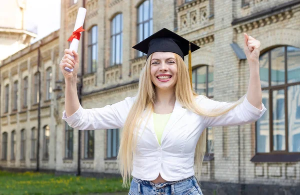 Retrato Uma Jovem Estudante Feliz Graduada Cap Acadêmico Com Diploma — Fotografia de Stock