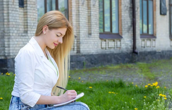 Woman Student Makes Notes Notebook While Sitting University Prepare Exams — Stock Photo, Image