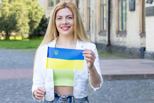 Молодая Счастливая Студентка Флагом Украины Фоне Университета День Независимости Украины — стоковое фото