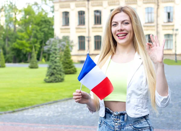 以大学为背景的 带着法国国旗的年轻女性形象 大学学生 学习法语 — 图库照片