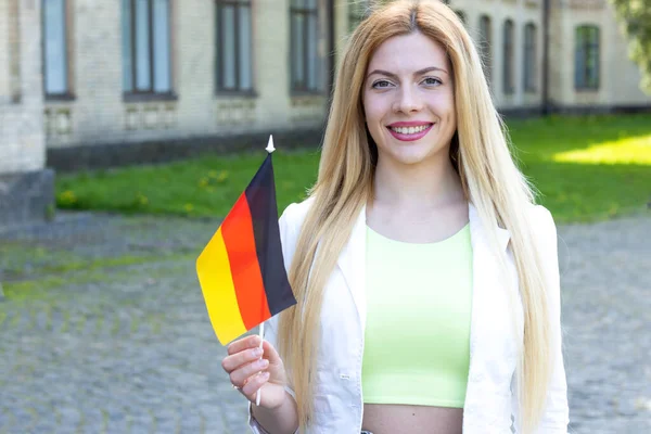 Όμορφη Νεαρή Γυναίκα Σημαία Της Γερμανίας Μάθετε Γερμανικά — Φωτογραφία Αρχείου