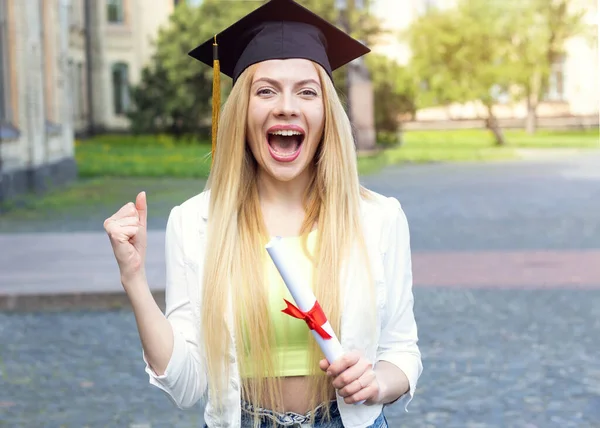 Sucesso Dia Formatura Mulher Feliz Estudante Graduado Cap Acadêmico Segurando — Fotografia de Stock