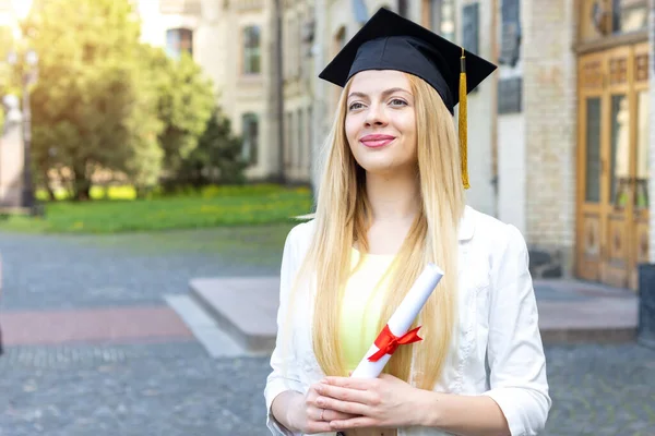 Dia Formatura Obter Diploma Universitário Retrato Jovem Estudante Feliz Graduado — Fotografia de Stock
