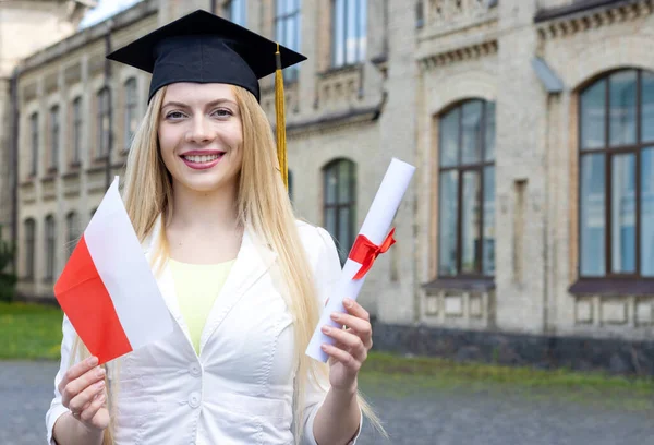 Estudante Feliz Graduado Com Bandeira Diploma Polônia Dia Formatura Universidade — Fotografia de Stock