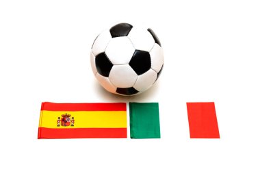 Futbol topu İspanya bayrağı ve İtalya bayrağı ile birlikte beyaz arka planda izole edildi. Futbol şampiyonluğu.