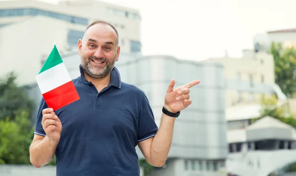 Feliz Hombre Mediana Edad Con Bandera Italia Señala Con Dedo — Foto de Stock