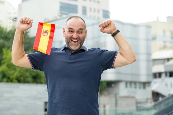 Veselý Muž Středního Věku Pod Vlajkou Španělska Fotbalový Fanoušek — Stock fotografie