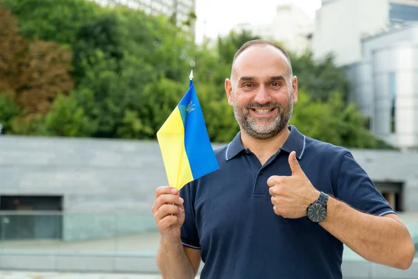 Улыбающийся Мужчина Средних Лет Украинским Флагом Показывающим Большой Палец Будет — стоковое фото