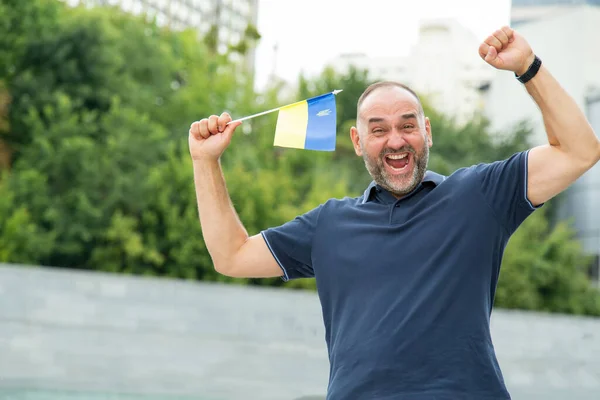 Счастливых Мужчин Средних Лет Флагом Украины Честь Дня Независимости Любитель — стоковое фото