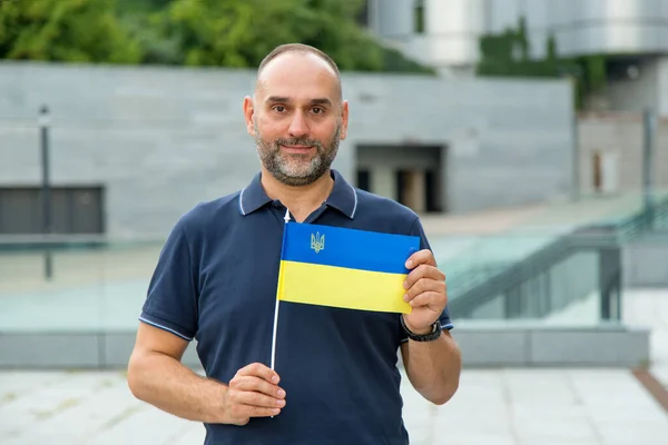 Портрет Мужчины Средних Лет Флагом Украины — стоковое фото