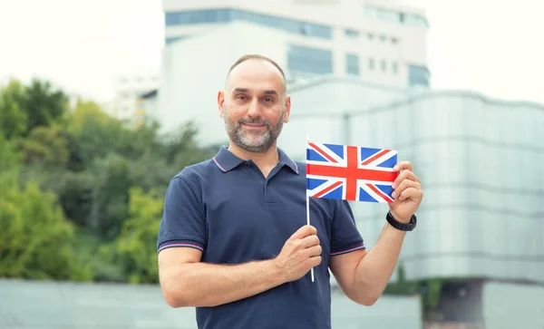 Dojrzały Mężczyzna Flagą Wielkiej Brytanii Tle Miasta Podróże Nauka Angielskiego — Zdjęcie stockowe
