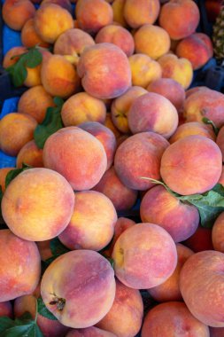 Olgun şeftaliler, çiftçi pazarı sayacı, hasat satışı. Metin için yeri olan arkaplan resmi.