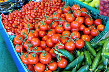 Taze domates, salatalık, çiftçi tezgahı, hasat satışı. Arkaplan resmi. Sebze süpermarketi.