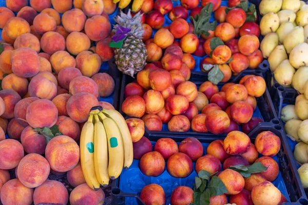 Theke Auf Dem Bauernmarkt Mit Reifen Pfirsichen Bananen Ananas Birnen — Stockfoto