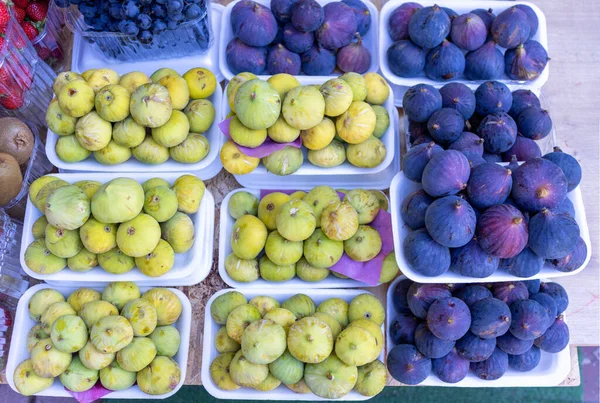 Jede Menge Reife Feigen Auf Dem Bauernmarkt Blaue Und Gelbe — Stockfoto