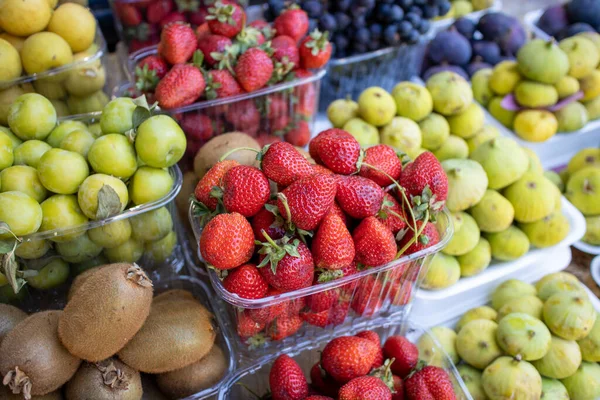 Jede Menge Frische Beeren Und Früchte Auf Der Theke Beim — Stockfoto