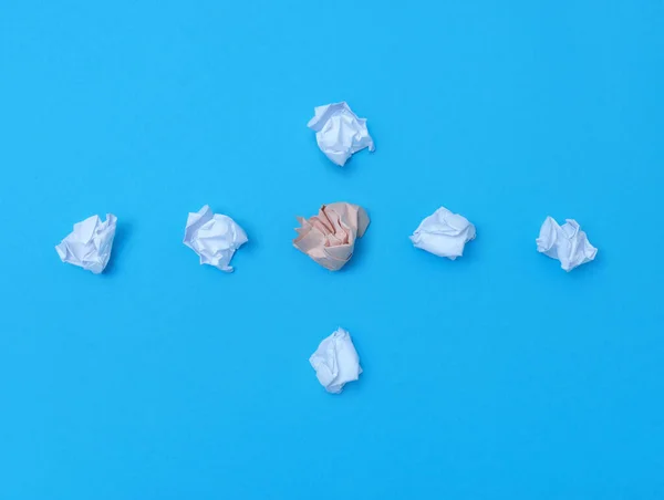 Bovenaanzicht Van Een Groep Verfrommeld Papier Een Blauwe Papieren Achtergrond — Stockfoto