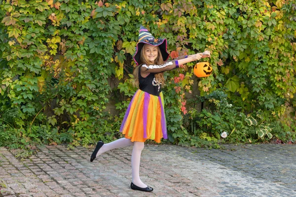 Petite Fille Habillée Sorcière Avec Une Citrouille Pour Les Bonbons — Photo