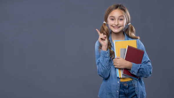 Uczennica Podręcznikami Wskazuje Palcem Pustą Przestrzeń Koncepcja Reklamy Tekstowej Szkole — Zdjęcie stockowe