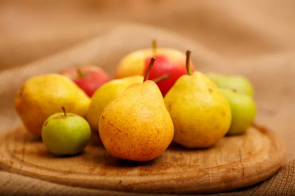 Composition of different kinds of apples and pears