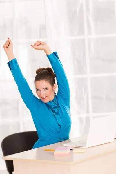 Moderna donna d'affari in ufficio con spazio copia — Foto Stock