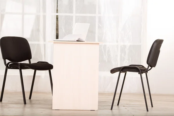 Ofiste fotokopi alanı olan modern iş kadını.