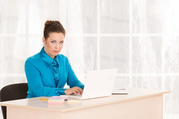 Modern business woman in the office with copy space — Stock Photo, Image