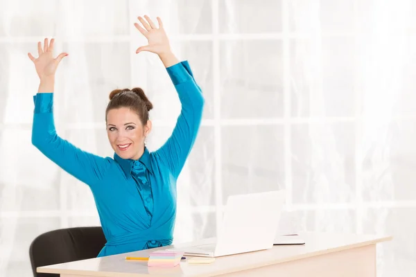 Mujer de negocios moderna en la oficina con espacio para copias — Foto de Stock