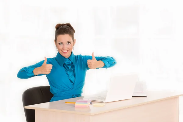 Mujer de negocios moderna en la oficina con espacio para copias — Foto de Stock