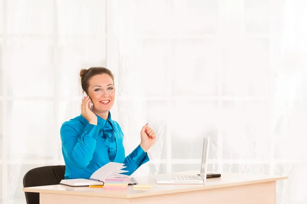 Mujer de negocios moderna en la oficina con espacio para copias — Foto de Stock