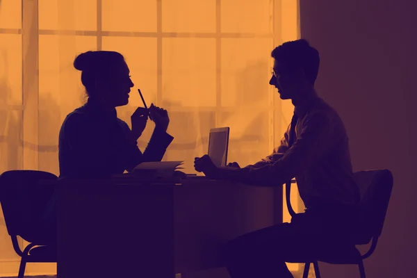 Erkek ve kadın - iş toplantısı. yürüyüş iş adamları