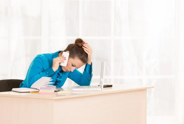 Kadın duygusal cep telefonunda söz