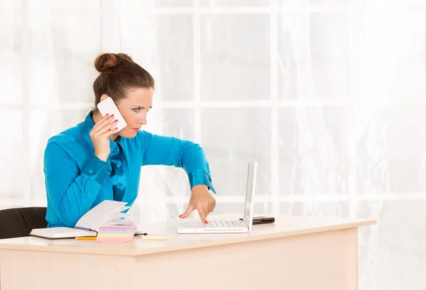 Woman emotionally talking on mobile phone — Stock Photo, Image