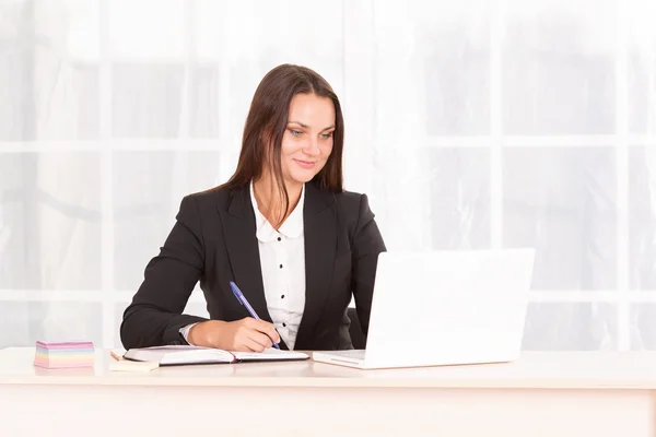 Студентка. Современная деловая женщина работает в ярком офисе. Менеджер, секретарь . — стоковое фото