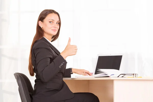 Modern business woman working in bright office — Stock Photo, Image