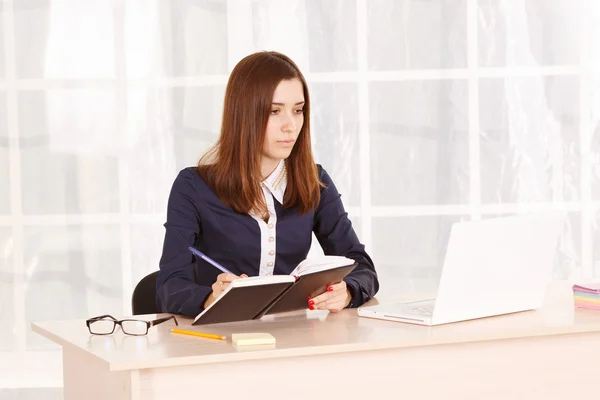 Mujer aspirante a personal de oficina en el trabajo en la oficina. Chica joven estudiante — Foto de Stock