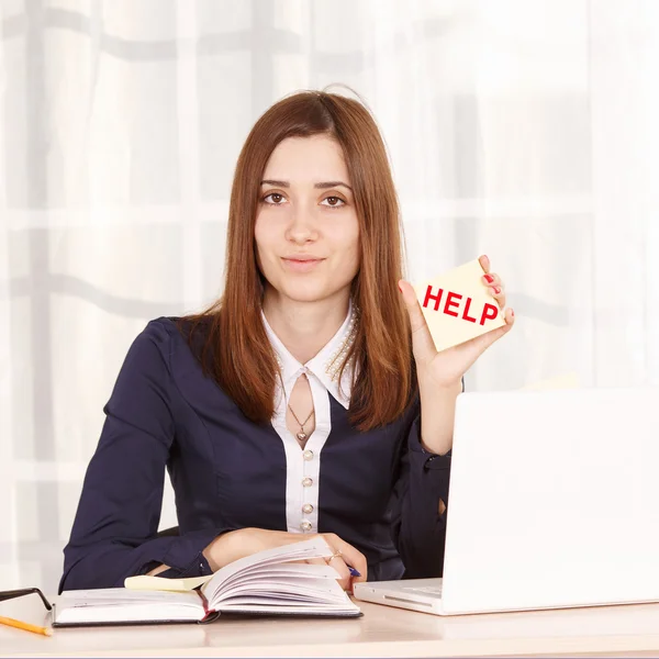 Angehende Bürokauffrau bei der Arbeit im Büro. junge Studentin — Stockfoto