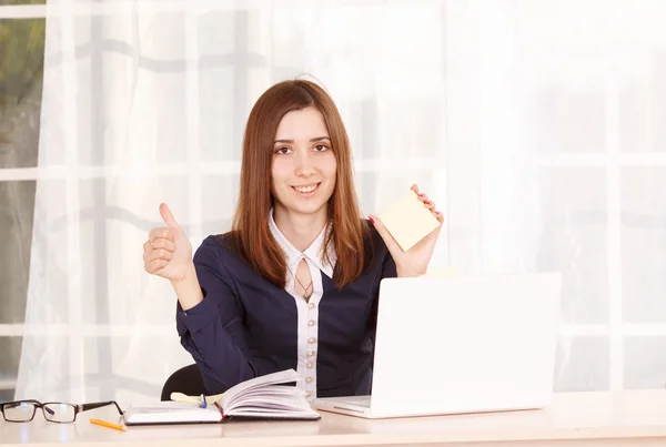 Angehende Bürokauffrau bei der Arbeit im Büro. junge Studentin — Stockfoto