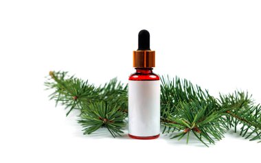 Beyaz arka planda ve dallı, gerekli çam yağı şişeleri.