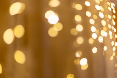 Sarı altın çelenk, tarafsız arka planda yuvarlak ışık çelengi. Noel tatili arka planı, fotokopi alanı. Konsept bulanık çok renkli arkaplan.