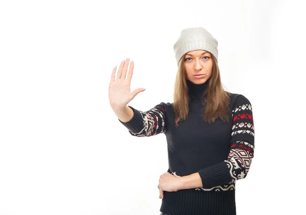 ¡Atención! ¡Alto! Mujer joven en suéter de invierno mostrando señal de stop . —  Fotos de Stock