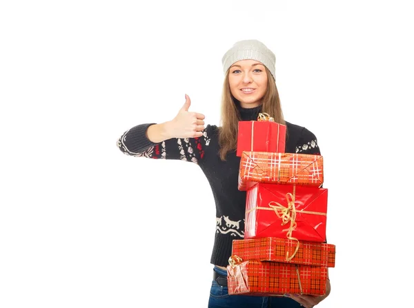 Vrouw in een winter trui houden vakken met geschenken. — Stockfoto