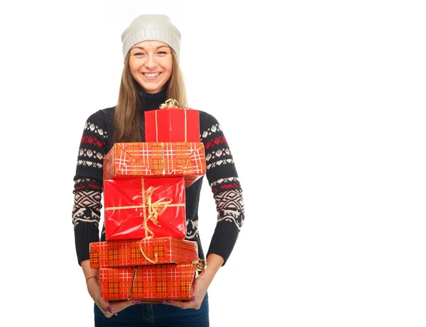 Vrouw in een winter trui houden vakken met geschenken. — Stockfoto