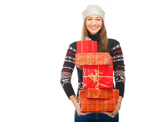 Vrouw in een winter trui houden vakken met geschenken. — Stockfoto