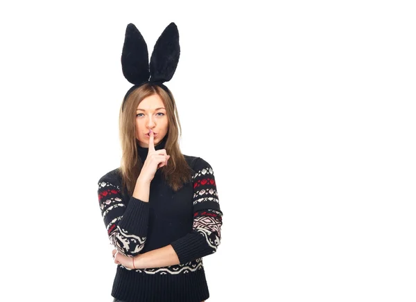 Ragazza divertente con un costume da coniglietto. Una donna con un maglione invernale . — Foto Stock