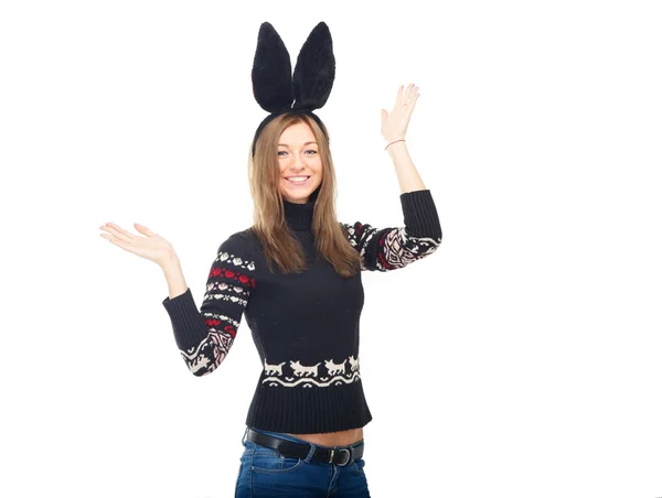 Una chica graciosa en traje de conejo. Una mujer en un suéter de invierno . —  Fotos de Stock