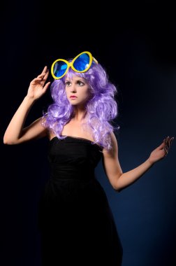 büyük güneş gözlüğü ile mor peruk Cosplay kız