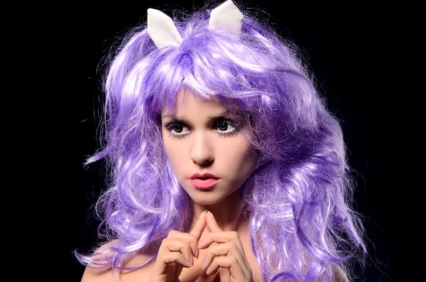 Portrét cosplay dívky ve fialové paruka — Stock fotografie