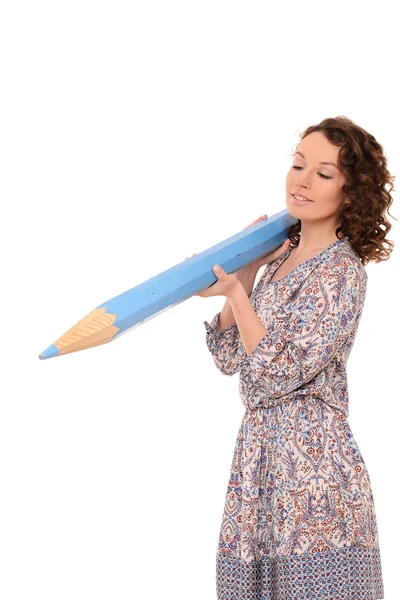 Ung attraktiv kvinna med stora blå penna — Stockfoto
