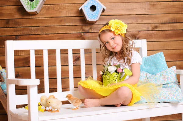 Smiling little girl and alive chickens on bench — Stock Photo, Image